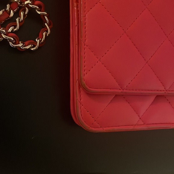 Classic red and gold Chanel wallet on chain - Picture 4 of 10